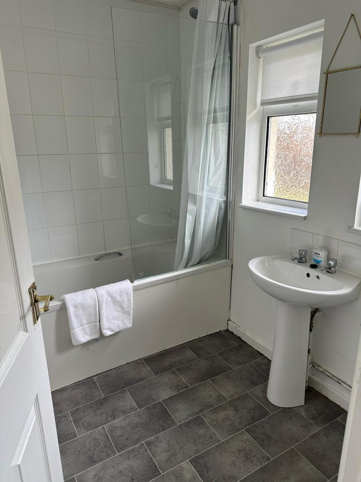 House Number 8 Sleeps Up To 6 People With Smart Tvs In Every Room Wellington  Exteriér fotografie