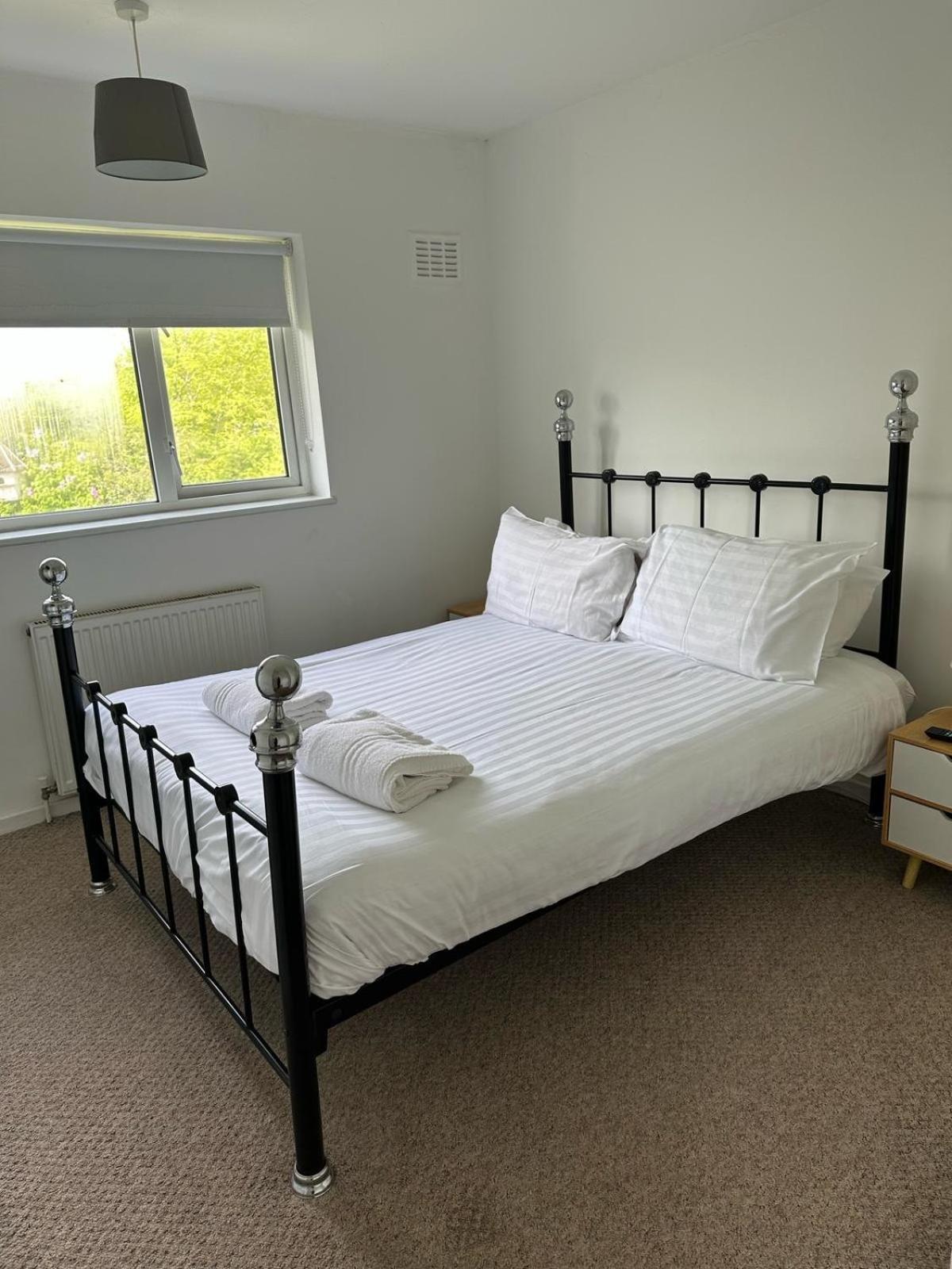 House Number 8 Sleeps Up To 6 People With Smart Tvs In Every Room Wellington  Exteriér fotografie