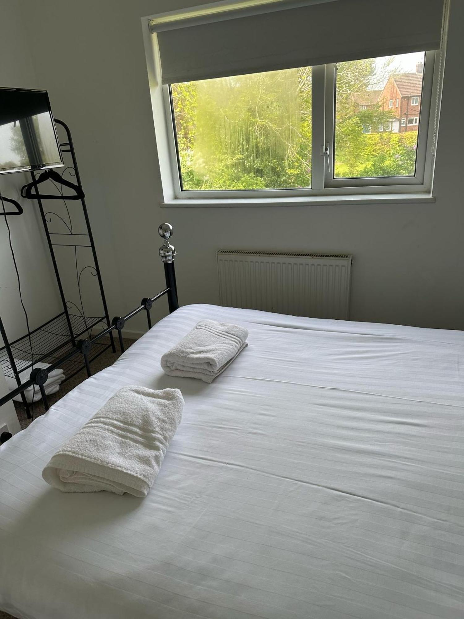 House Number 8 Sleeps Up To 6 People With Smart Tvs In Every Room Wellington  Exteriér fotografie